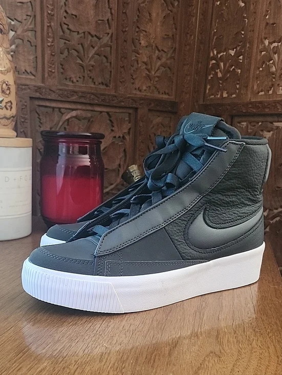 Nike Mid-Top Women. Super Clean!