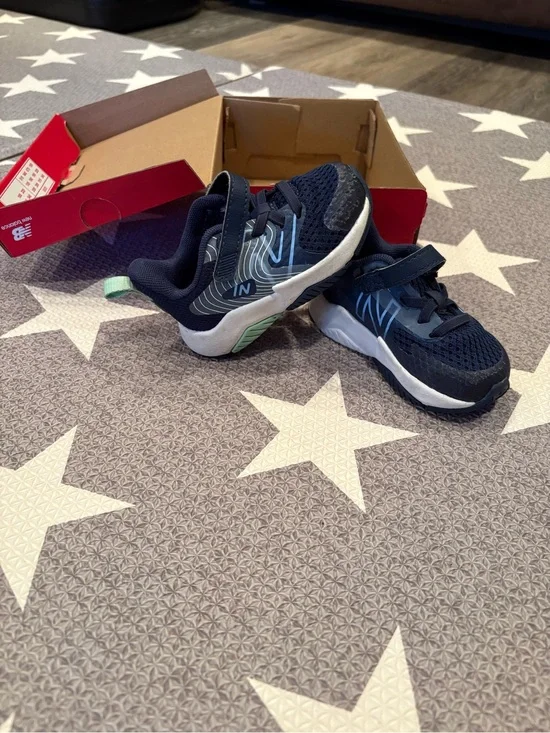 New Balance Navy Kids Sneakers (Rave Run v2 Bungee Lace with Top Strap)