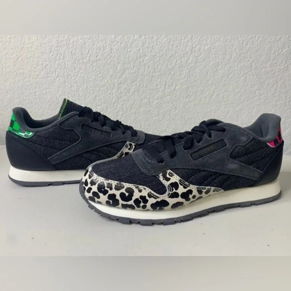 Reebok‎ x Wonder Woman Classic Leather - Kids Youth Size 5 Women's Size 6.5