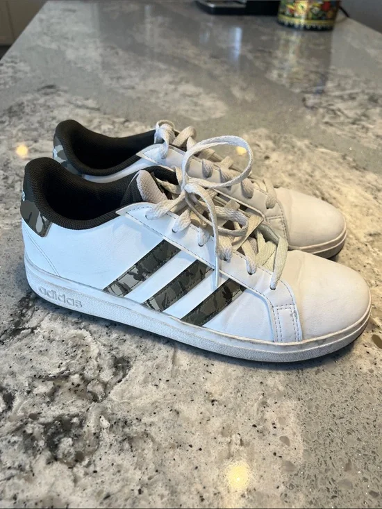 adidas Grand Court 2.0 Camo Sneakers White Men 5.5 / Women 7.5 EUC