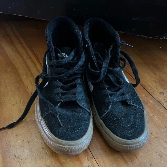 Black High-Top Sneakers‎
