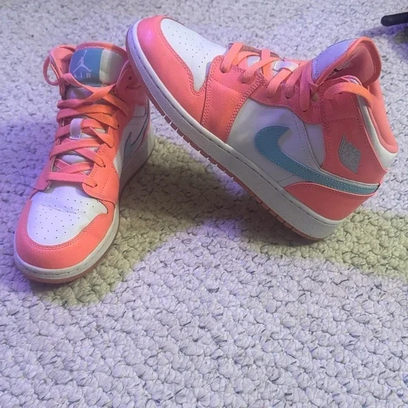 Nike Air Jordan 1 Mid in Crimson Pulse