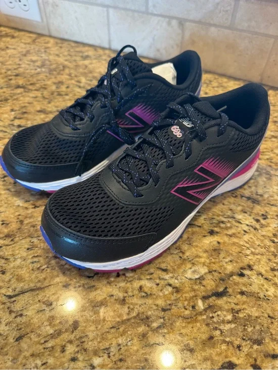 NIB Girls New Balance Size 6 shoes