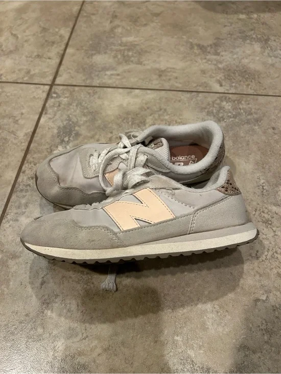 New Balance Kids Light Gray Sneakers with Pale Pink 'N' Accent