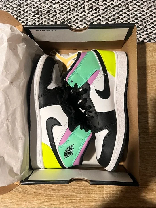 Jordan Air Jordan 1 Mid (GS) Black White Volt