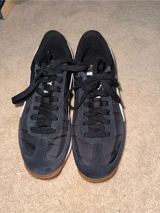 Size 5.5 Puma Easy Rider Vintage sneakers in black with a white formstripe