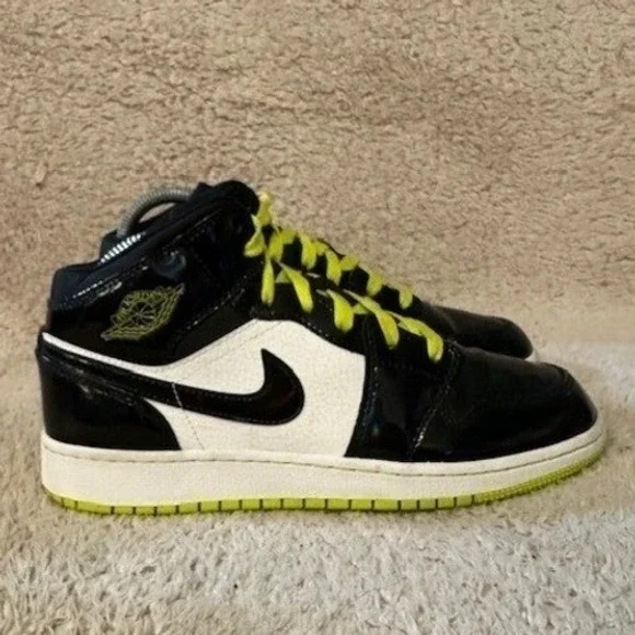 Air Jordan 1 Mid SE GS Black Cyber BQ6931-003 Youth Boys Size 6.5Y Sneakers