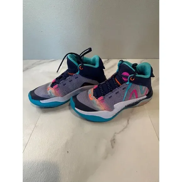 New Balance TWO WXY V2 Girls Size 4 Basketball Shoes Blue Purple Rainbow