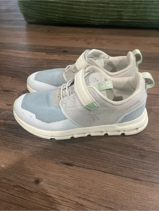 On kids Cloud sneakers light blue/ white size 3
