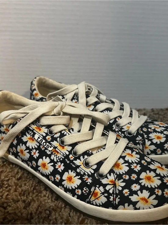 Taos Footwear Black Daisy Print Sneakers with Cream Laces