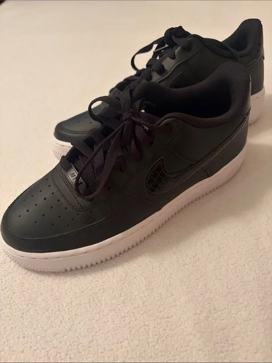 New Big Boys Nike size 7