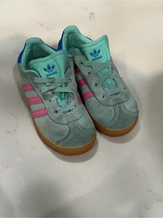 Adidas Gazelle Sneakers Mint suede with Pink Stripes