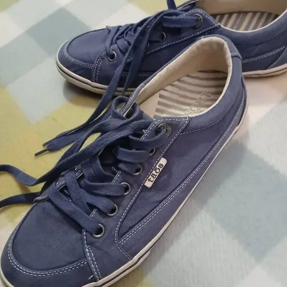 Taos Shoes Womens Size 8 Blue And White