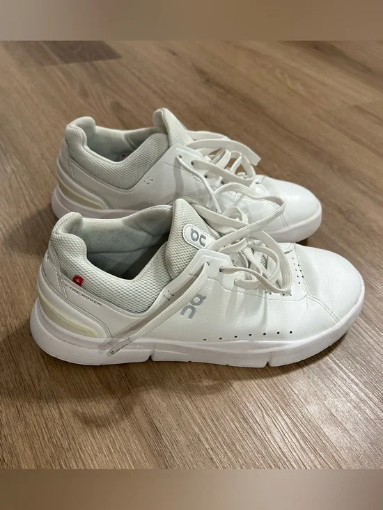 On Cloud The Roger White Sneakers