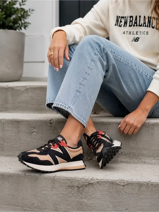 New Balance 327 sneakers in Men’s 6.5 and Women’s 8 UNISEX. Tan Black Lifestyle
