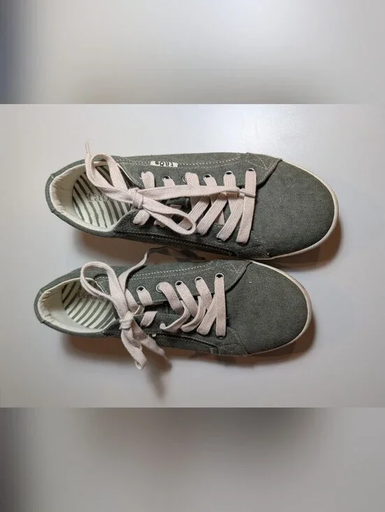 Taos Woman's Size 10.5 Casual Star Olive Green Canvas Sneakers