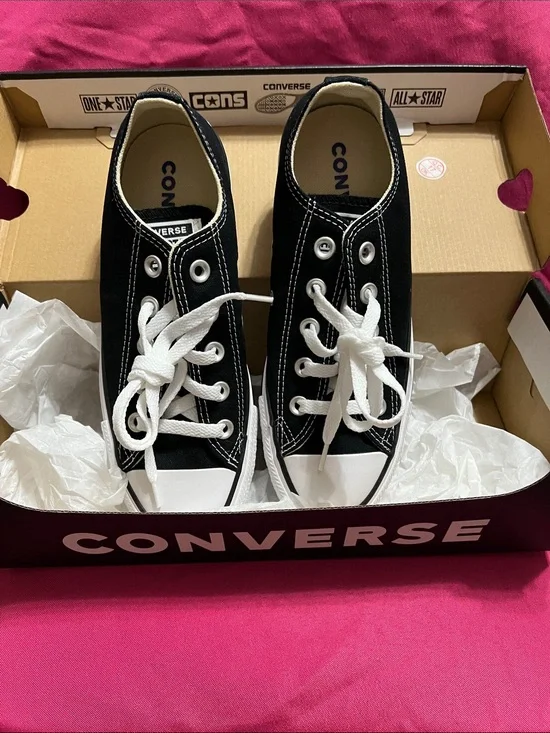 Converse Women’s size 6 classic low tops ,Black and White