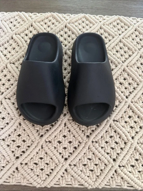Yeeze Black Slide  kids size 1 used a couple of times