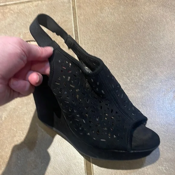 Chinese Laundry black Wedges! 8
