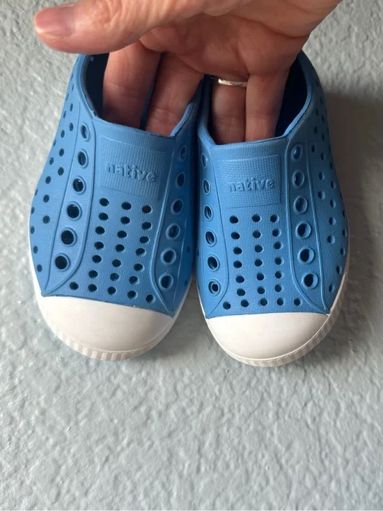 NATIVE Jefferson Sneakers Toddler Kids size C6  sky blue white EUC