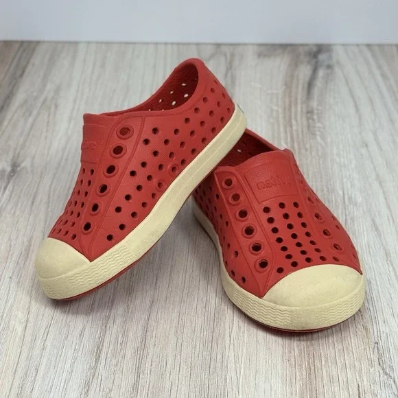 Native Jefferson Red Waterproof Slip-On Kids Shoes Coastal Beach Camping C5