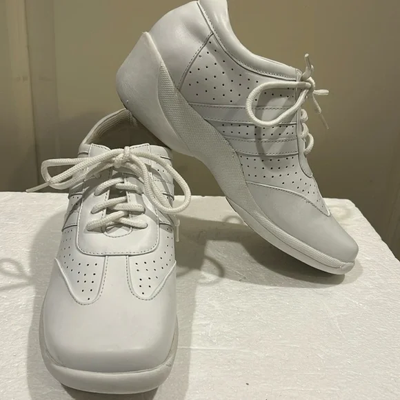 24 HOUR COMFORT white Leather wedge laceUp perforated shoes cushion insoles 6.5W