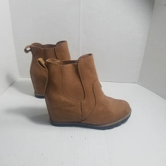 UNIVERSAL THREAD WOMEN'S WEDGE BROWN BOOTS SIZE 6.5