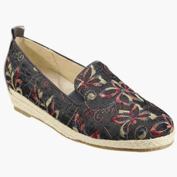 David Tate Kindle ~ Floral Embroidered Black Wedge Heels NWOT Size 9.5M