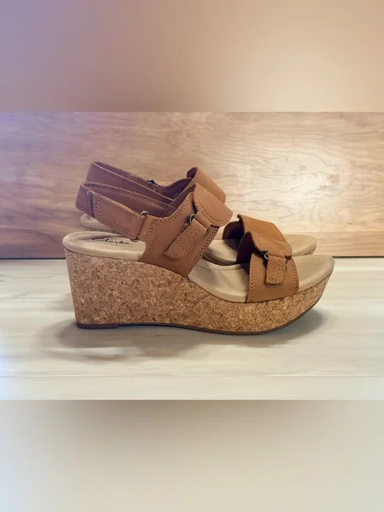 Clark’s women’s tan rose lane wedges size 7.5