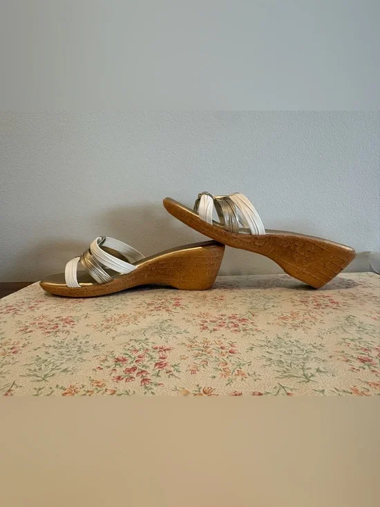 NWOT Womens Italian Shoemakers 8.5 White Gold Strappy Wedge Sandal Slide 2 1/4”