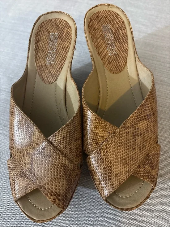 Kenneth Cole Reaction Tan Snake-Embossed Wedge Slides
