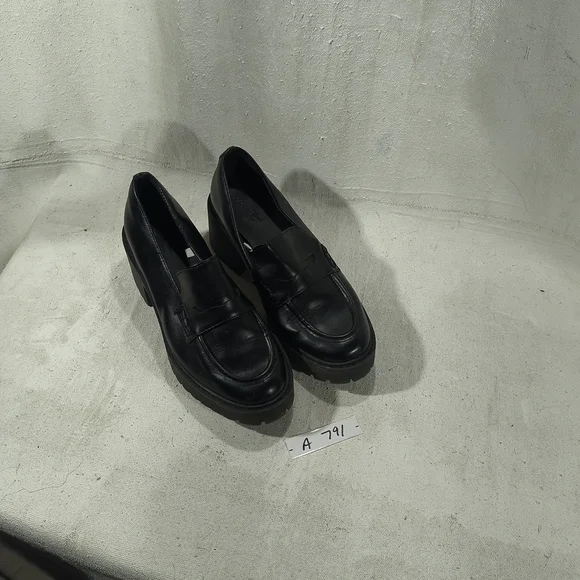 Elegant Women's Size 7.5 Black Faux Leather Loafers With 3