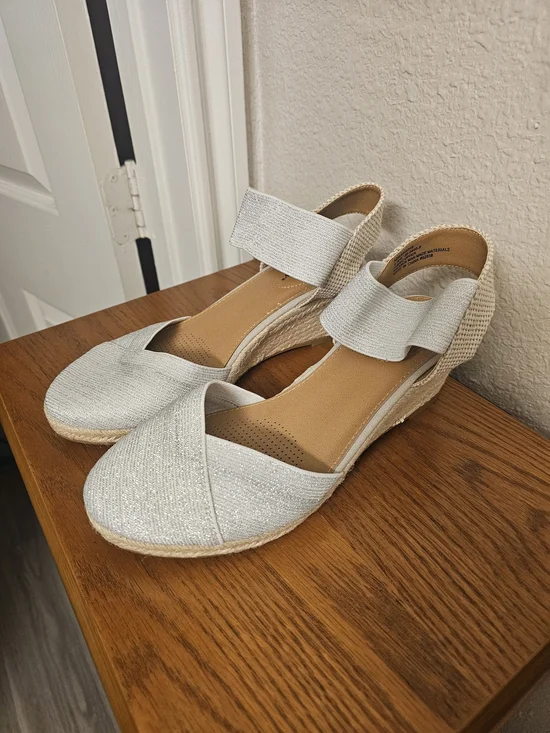 Comfortview White Metallic Espadrille Wedge Sandals. Women's Size 9WW Extra Wide