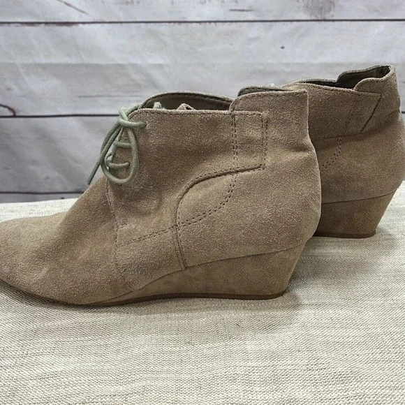 Nine West 8.5 medium tan 1.5 inch heel‎