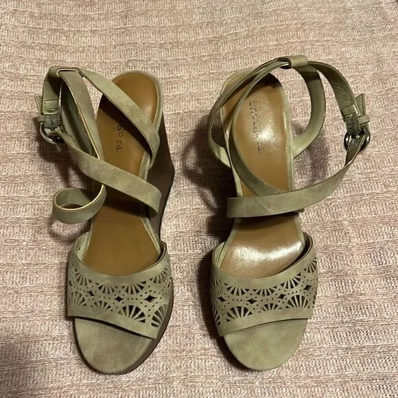 Indigo Road. Beige wedges. Size 7.5