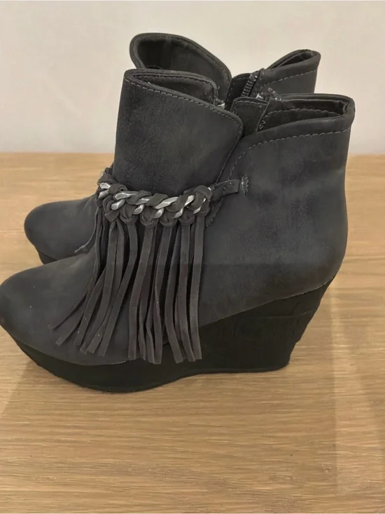 Wedge Fringe Ankle Boots - Gray