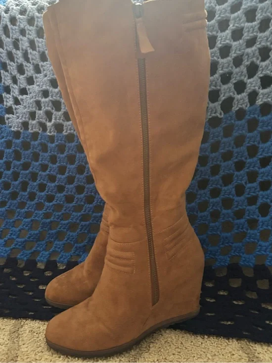 VINTAGE!! Women's Suede Knee-High Wedge Boots - Tan
