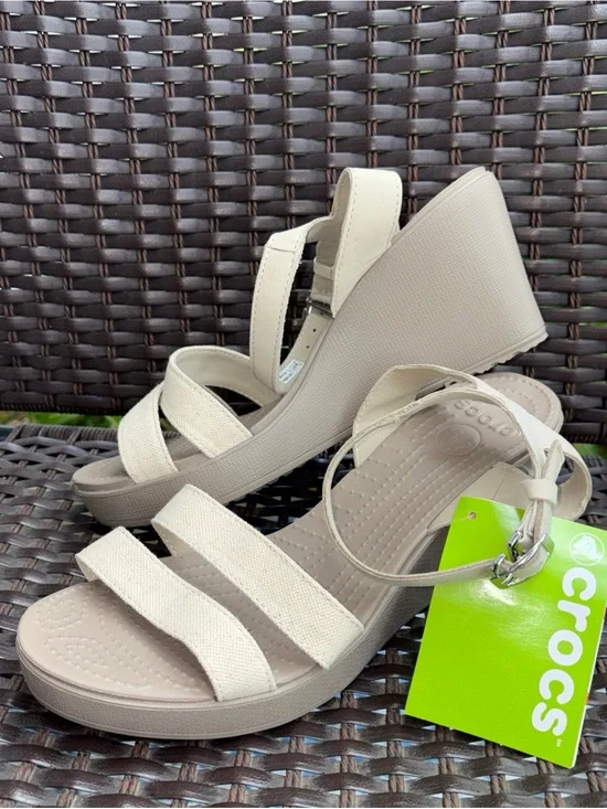 NWT Crocs LEIGH Strappy Wedge Sandal Oatmeal/ Mushroom Sz10