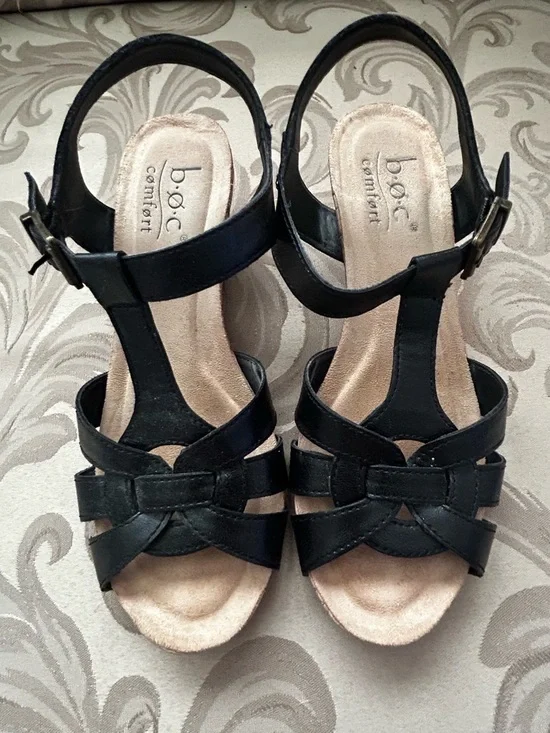 b.o.c. Comfort Women’s 6 Black Leather-Look T-Strap Sandals Wedges Tan