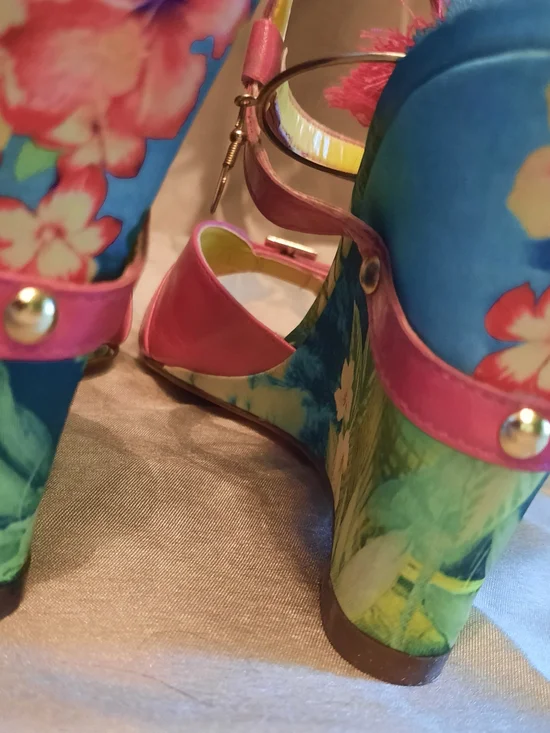 Antonio Melani Hot Pink Floral Patent Lthr Sandals w/buckle, Strap, and Stud Dtl