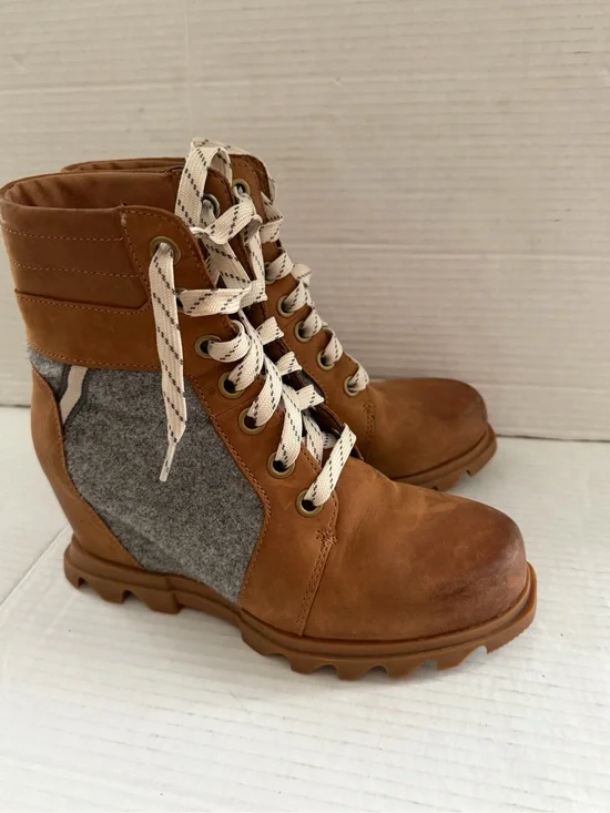 SOREL Joan of Arctic Wedge Lexie Lace-Up Bootie boots Size 8