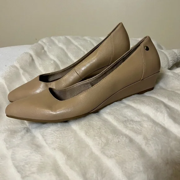 Lifestride Flex Spark 10M Nude Leather Kitten Wedge Workwear Office Summer Work