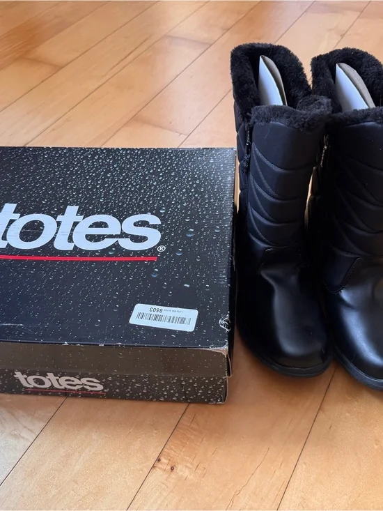 totes Black Quilted Faux Fur Cuff Winter Boots 8 fits like 7.5