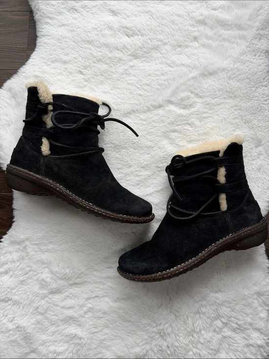 UGG Caspia Shearling Winter Ankle Boot Black Suede S/N 3335 size 9