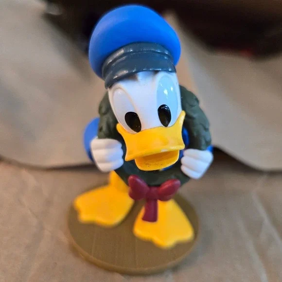 Disney Donald Duck Christmas Wreath Figurine Holiday PVC Toy Blue Sailor Suit
