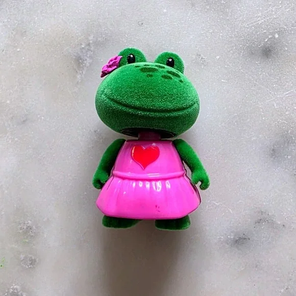 Li'l Woodzeez Bobbleez Battat Green Farley Frog Pink Dress Heart Figure Toy 037