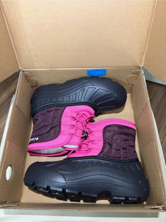 NWT Women Winter Boots in Pink and Dark Magenta size 8.5