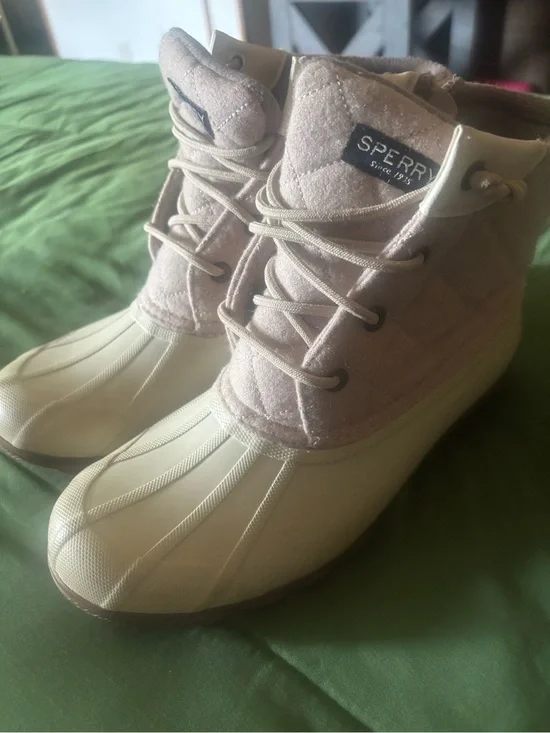 Sperry Quilted Lace-Up Duck Boots in Tan and Cream