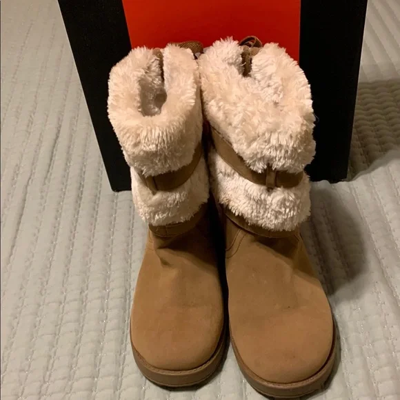 Guess Women’s Tan Boots W/Faux Fur Lining NEW Size 8.5 Tie-Up backs Super Cute