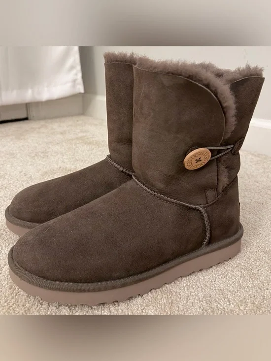 UGG Bailey Button II Boots Espresso Size 9